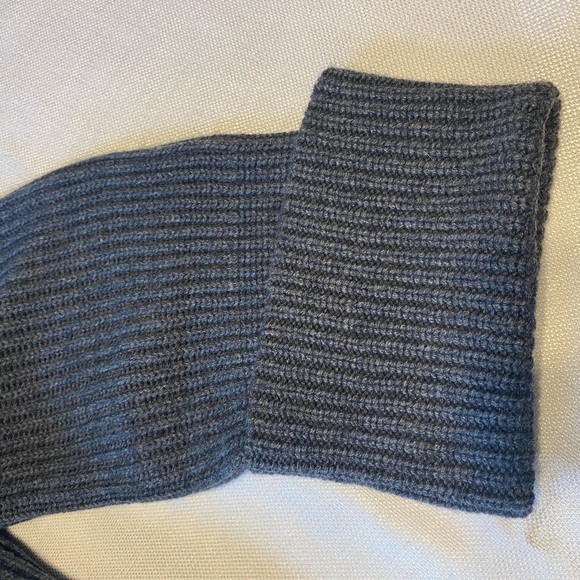 Banana Republic cropped chunky merino cashmere sweater. - Picture 4 of 9